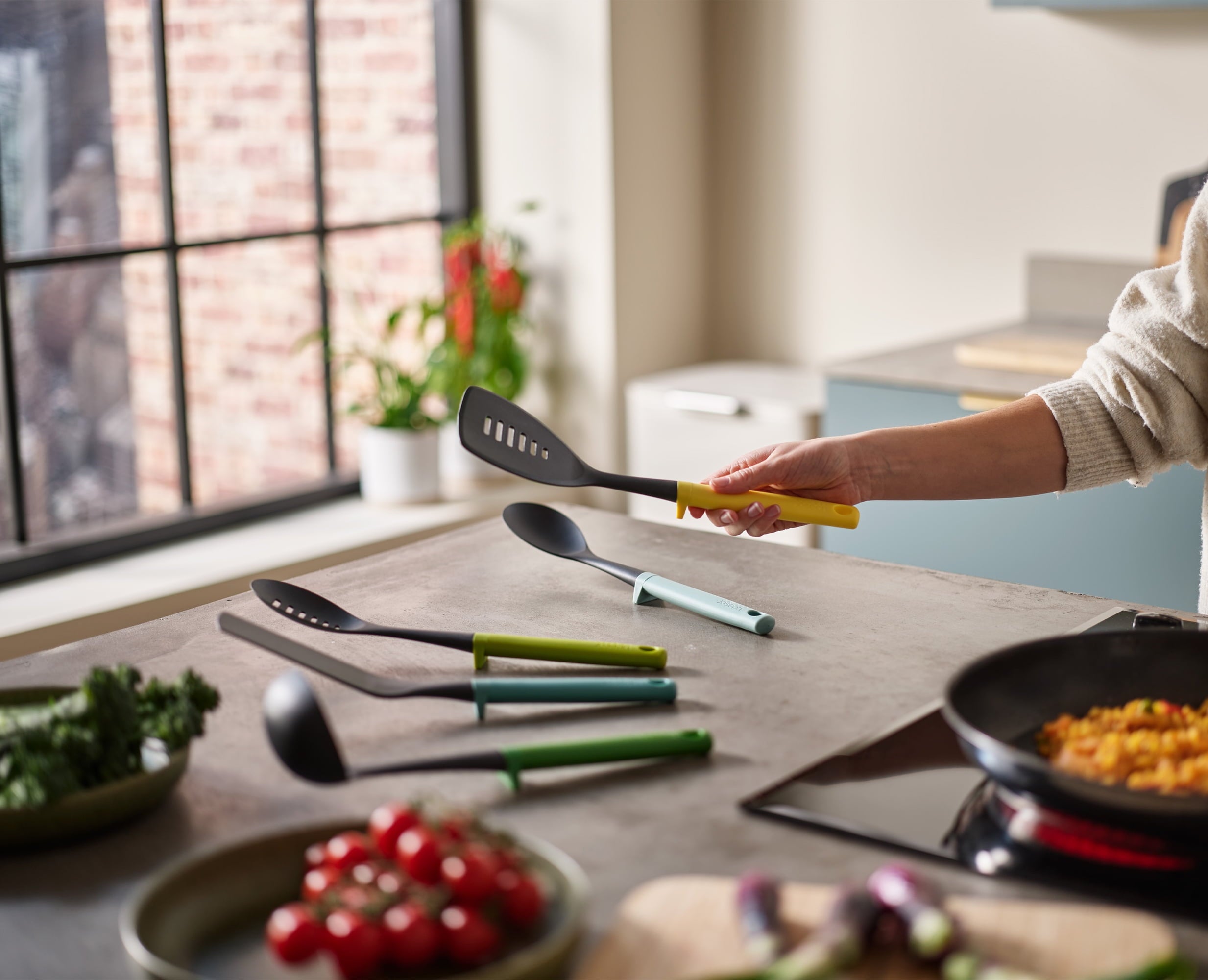 Duo 5-piece Cooking Utensil Set with Integrated Tool Rests - Image 2
