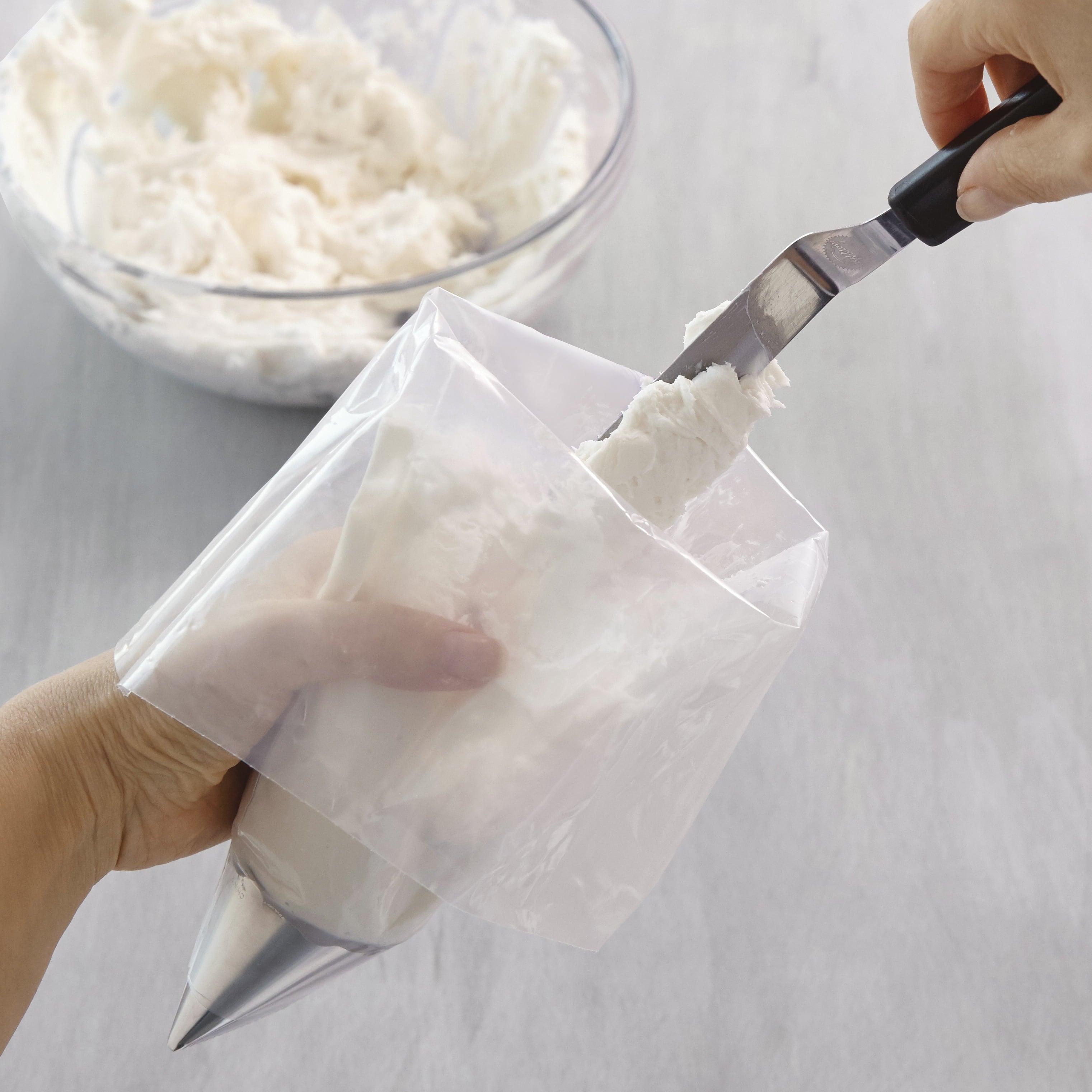 Wilton 16-inch Disposable Decorating Piping Bags, 12-Count, Plastic - Image 5